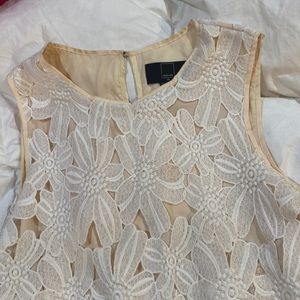 Beautiful floral lined dolce vita medium sleeveless Peek hole  back top